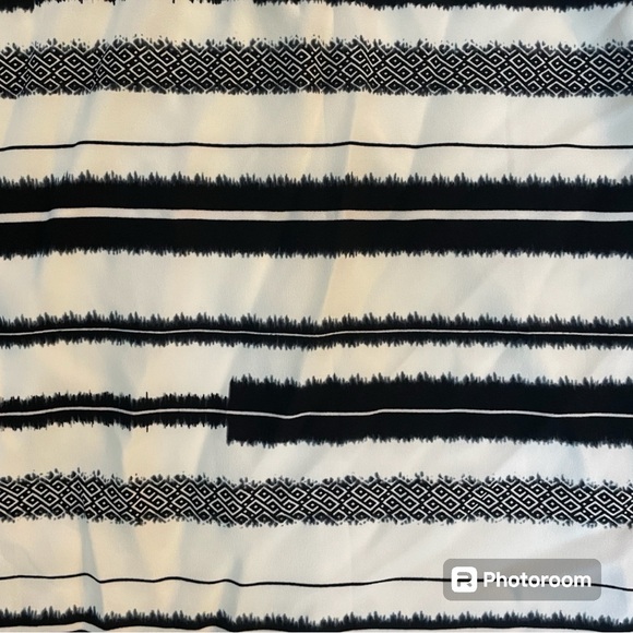 Shift style dress with short sleeves. Black and off white - Picture 3 of 3